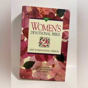 NIV Women’s Devotional Bible Version 2 Zondervan New International Version Pink